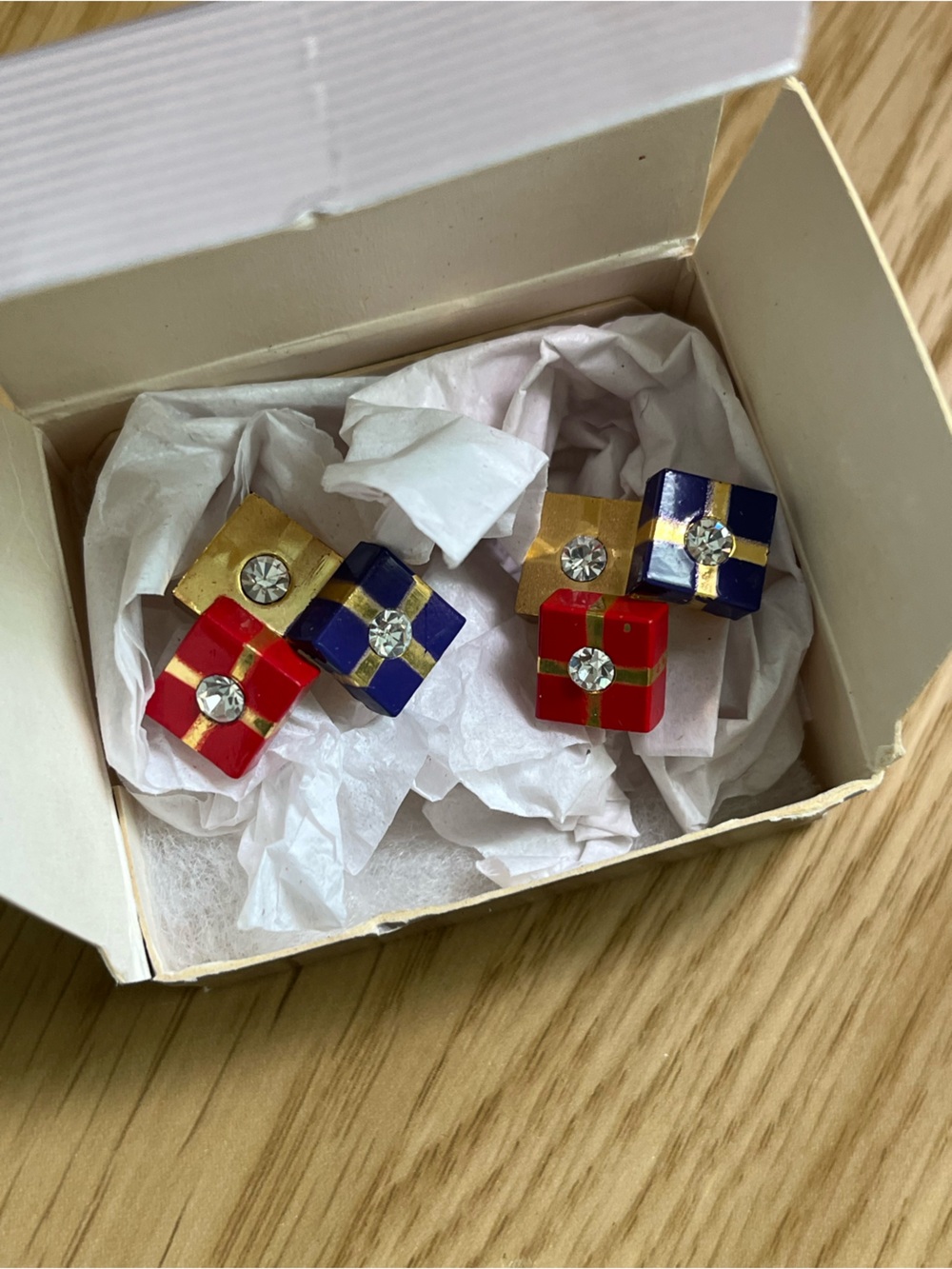 NIB 1991 Vintage Avon Christmas Present Earrings